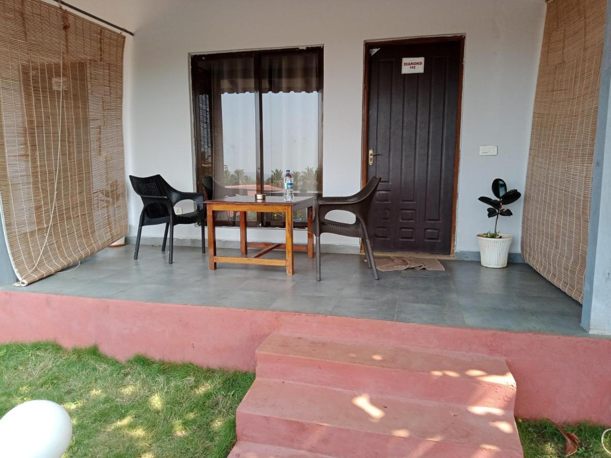 Silver Waves And Resorts होटल Mandrem